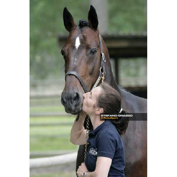 Varenne with his groom, Anna. Vigone (To), 19th may 2007 ph. Stefano Grasso