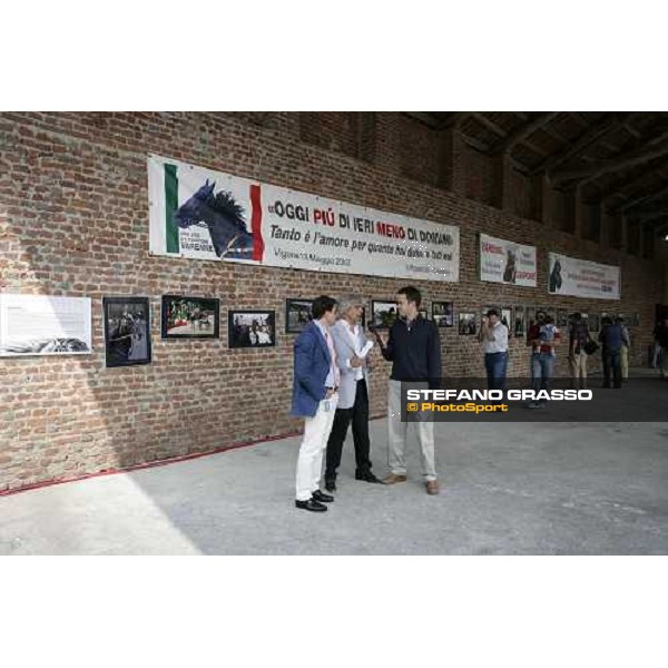 Roberto Brischetto e Giampaolo Minnucci intervistati davanti alla mostra fotografica di Stefano Grasso Vigone (To), 19th may 2007 ph. Stefano Grasso