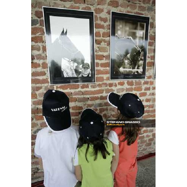 tre piccoli fan di Varenne in ammirazione davanti a un ritratto del Capitano Vigone (To), 19th may 2007 ph. Stefano Grasso