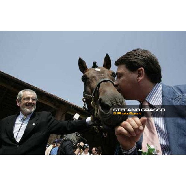 a kiss by Giampaolo Minnucci to Varenne. Vigone (To) , 19th may 2007 ph. Stefano Grasso
