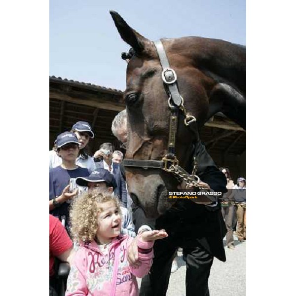 Varenne riceve una caramella dalla figlia di Giampaolo Minnucci Vigone (To), 19th may 2007 ph. Stefano Grasso