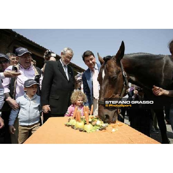 Varenne annusa la torta per il suo 12¡ compleanno sotto gli occhi di Paolo Cianferoni, Franco Gramegna, Giampaolo Minnucci e Anna, la sua groom. Vigone (To) , 19th may 2007 ph. Stefano Grasso