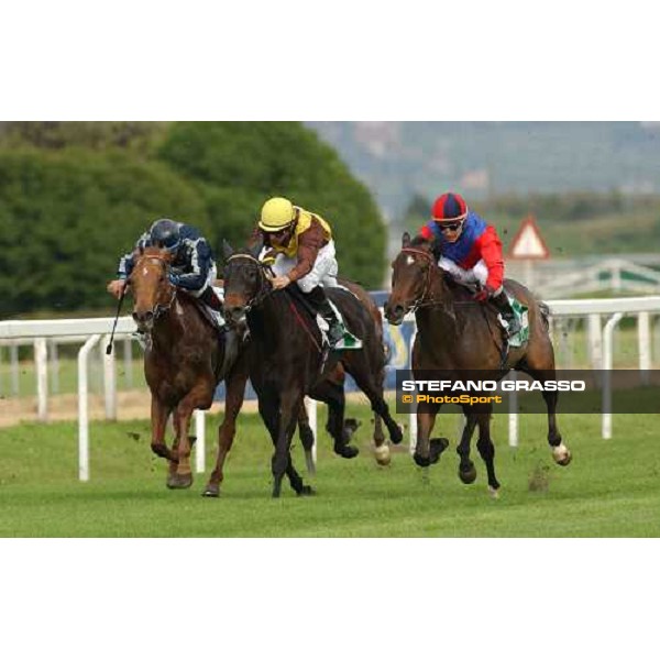 at right Looking Back at last meters of Premio Dubai Racing Club Rome Capannelle 16th may 2004 ph. Stefano Grasso