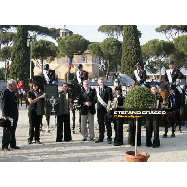 giving prize for the English team winners of the Nations\' Cup 2007 75.¡ Csio Roma- Piazza di Siena Rome, 25th may 2007 ph. Stefano Grasso