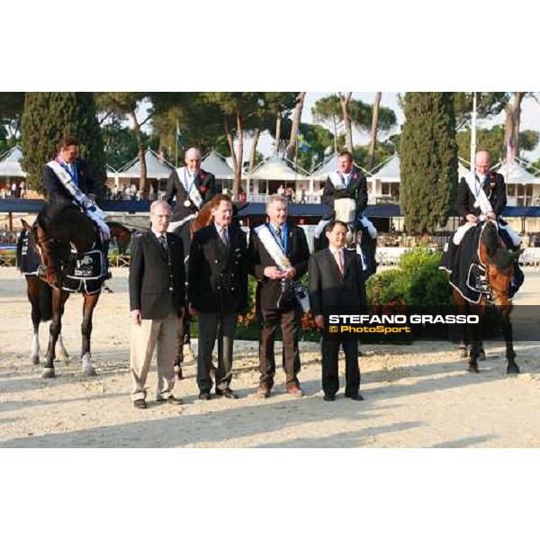 giving prize for the English team winners of the Nations\' Cup 2007 75.¡ Csio Roma- Piazza di Siena Rome, 25th may 2007 ph. Stefano Grasso