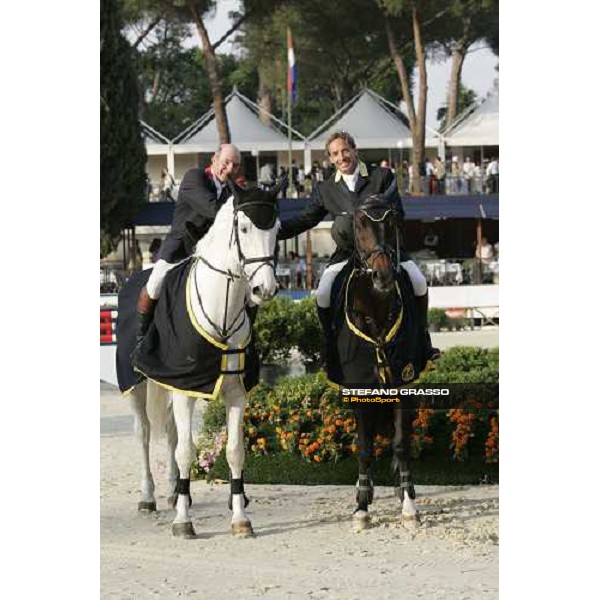 Markus Fuchs on Loro Piana Ovation and John Whitaker on Lactic Two, first ex equo shake their hands 75¡ Csio - Lopriore - Power competition Rome, 26th may 2007 ph. Stefano Grasso