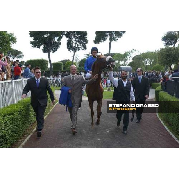 Vespone escorted by two body guards in the parade ring of Capannelle race track Premio Presidente della Repubblica Rome Capannelle 16th may 2004