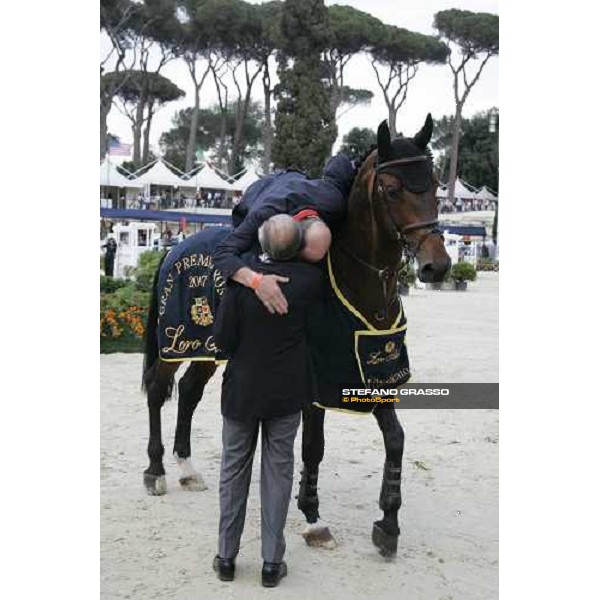 ROMA - Villa Borghese - 75¡ Piazza di Siena - Piero D\'Inzeo embraces John Whitaker on Peppermill winners of the Loro Piana Grand Prix Rome, 27th may 2007 ph. Stefano Grasso
