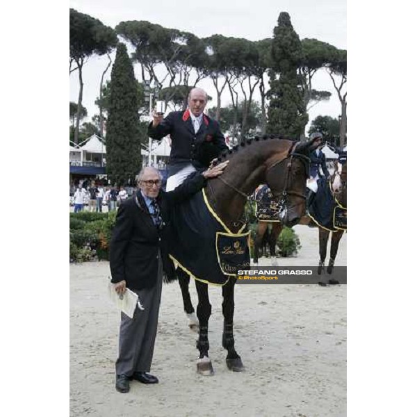 ROMA - Villa Borghese - 75¡ Piazza di Siena - Piero D\'Inzeo gives the cup to John Whitaker on Peppermill winners of the Loro Piana Grand Prix Rome, 27th may 2007 ph. Stefano Grasso