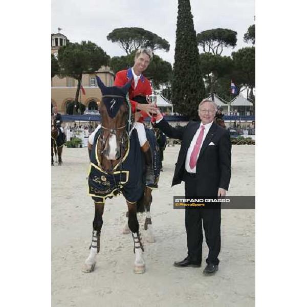 ROMA - Villa Borghese - 75¡ Piazza di Siena - Sven Holmberg gives the cup to Richard Spooner on Cristallo, 2nd classified in the Loro Piana Grand Prix Rome, 27th may 2007 ph. Stefano Grasso