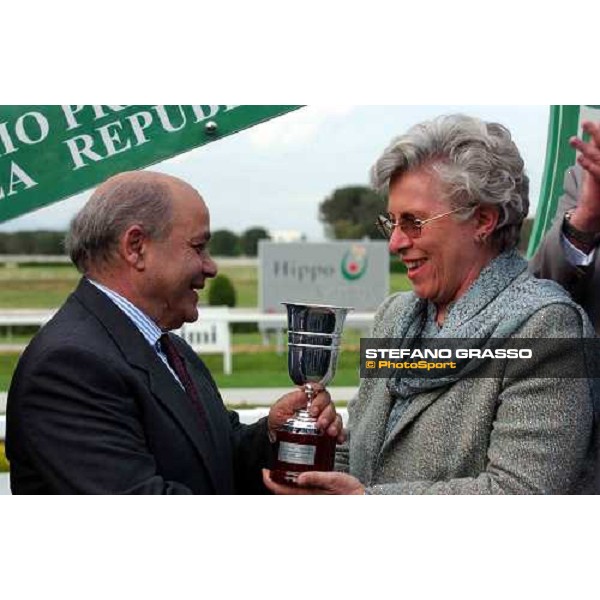 Vittorio Caruso receives from on. MAria Pia Garavaglia the Cup of Premio Presidente della Repubblica Rome Capannelle 16th may 2004 ph. Stefano Grasso