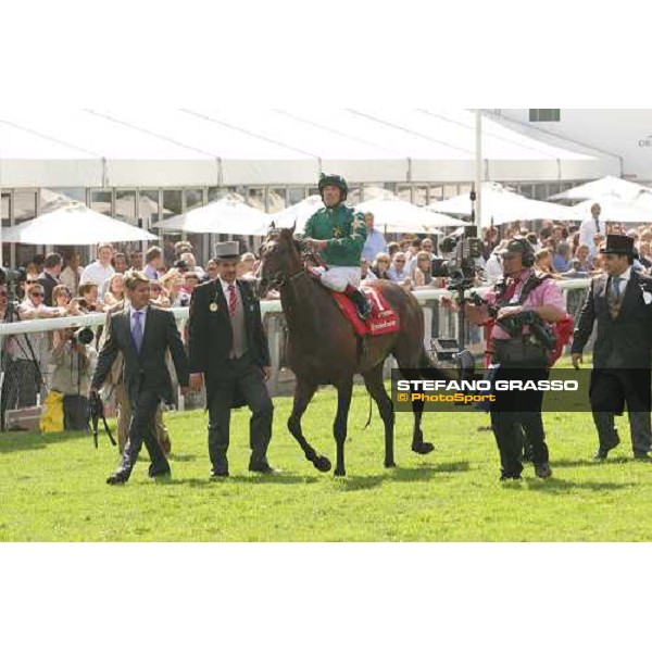 Epsom 02.06.2007 The Vodafone Derby Winner: Authorized. Jockey Frankie Dettori. Trainer: Peter Chapple-Hyam. Matthew Webb racingfotos.com THIS IMAGE IS SOURCED FROM AND MUST BE BYLINED \'RACINGFOTOS.COM\'