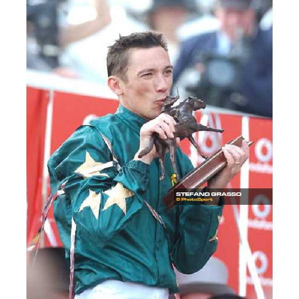 Lanfranco Dettori, trés trés heureux embrasse son trophée. Epsom 2nd june 2007 ph. Jean Charles Briens
