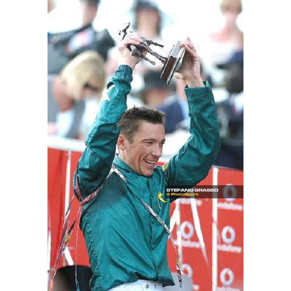 Lanfranco Dettori ne cache pas sa joie Epsom 2nd june 2007 ph. Jean Charles Briens .
