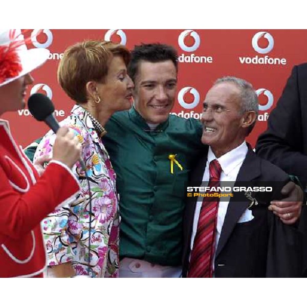 EPSOM 2/6/07 THE DERBY Jockey Frankie Dettori with his mother and father after the race PIC GEORGE SHELTON / racingfotos.com THIS IMAGE IS SOURCED FROM AND MUST BE BYLINED \'RACINGFOTOS.COM\'