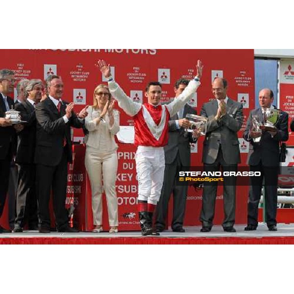 Chantilly, Winners presentation. Lawman with Lanfranco Dettori wins the PRIX DU JOCKEY CLUB MITSUBISHI MOTORS. Photo FRANK SORGE/Racingfotos.com THIS IMAGE IS SOURCED FROM AND MUST BE BYLINED \'RACINGFOTOS.COM\'
