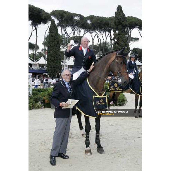 John Whitaker receives the trophy from Piero D\'inzeo - Gran Premio Roma - Loro Piana at 75.¡ Csio Piazza di Siena Rome, 27th may 2007 ph. Stefano Grasso