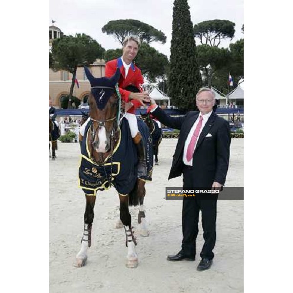 Richard Spooner on Corallo receives the trophy from Sven Holmberg, chairman of Jumping Committee and vice president of Fei - Gran Premio Roma - Loro Piana at 75.¡ Csio Piazza di Siena Rome, 27th may 2007 ph. Stefano Grasso