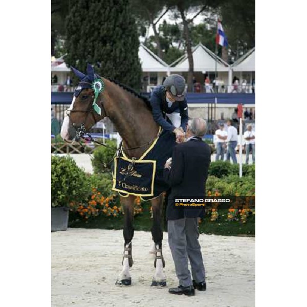 Jonella Ligresti on Nanta receives the trophy from Piero D\'inzeo - Gran Premio Roma - Loro Piana at 75.¡ Csio Piazza di Siena Rome, 27th may 2007 ph. Stefano Grasso