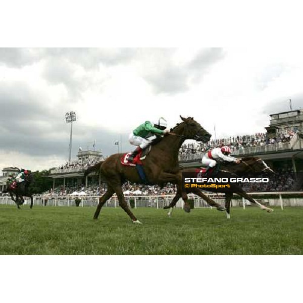 Frankie Dettori on Sudan wins the Gran Premio Milano beating Sebastian Sanders on Hattan Milan, 17th june 2007 ph.Stefano Grasso