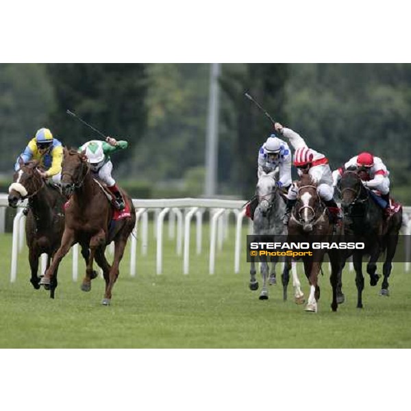 at last few meters to the line of Gran Premio di Milano, Frankie Dettori on Sudan and Sebastian Sanders on Hattan fight for the winning Milan, 17th june 2007 ph.Stefano Grasso