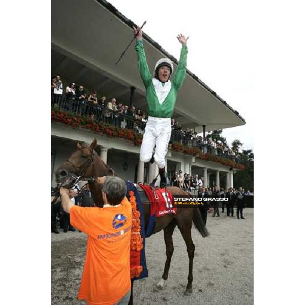 Frankie Dettori jumps from Sudan after winning the Gran Premio di Milano Milan, 17th june 2007 ph.Stefano Grasso