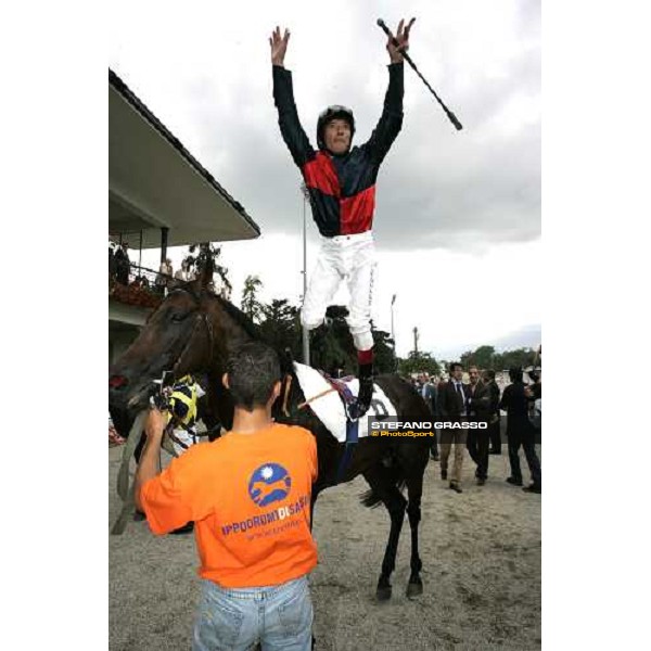 Frankie Dettori jumps from Miles Gloriosus after winning the Premio del Giubileo Milan, 17th june 2007 ph.Stefano Grasso