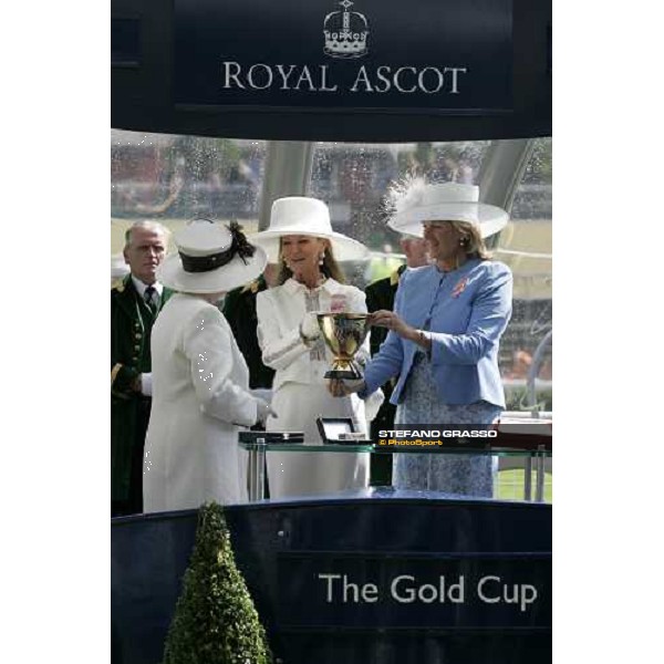 the Queen gives the Gold Cup to Mrs. Magnier and Mrs. Nagle owners of Yeats winner of the Gold Cup Ascot, Royal Ascot 3rd day, 21st june 2007 ph. Stefano Grasso