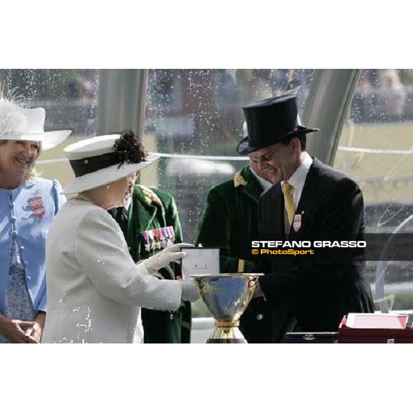 the Queen gives the prize to Aidan O\'Brien trainer of Yeats of the Gold Cup Ascot, Royal Ascot 3rd day, 21st june 2007 ph. Stefano Grasso