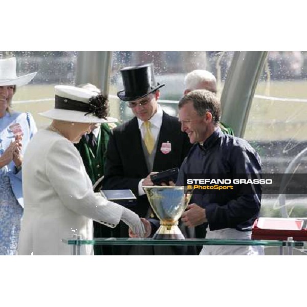 the Queen gives the prize to Michael Kinane winner on Yeats of the Gold Cup Ascot, Royal Ascot 3rd day, 21st june 2007 ph. Stefano Grasso