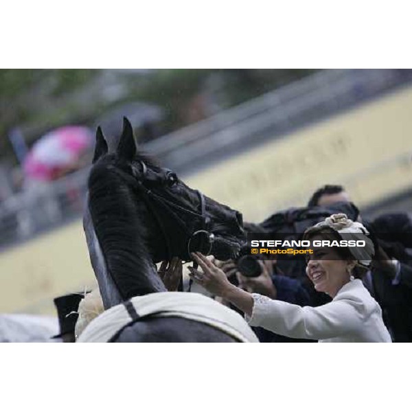 Princess Haya congratulates with Silkwood in the winner circle of the Ribblesdale Stakes Ascot, Royal Ascot 3rd day, 21st june 2007 ph. Stefano Grasso