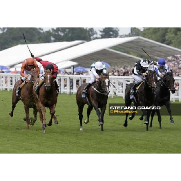 Jimmy Fortune on Winker Watson (red jacket) wins the Norfolk Stakes Ascot, Royal Ascot 3rd day, 21st june 2007 ph. Stefano Grasso
