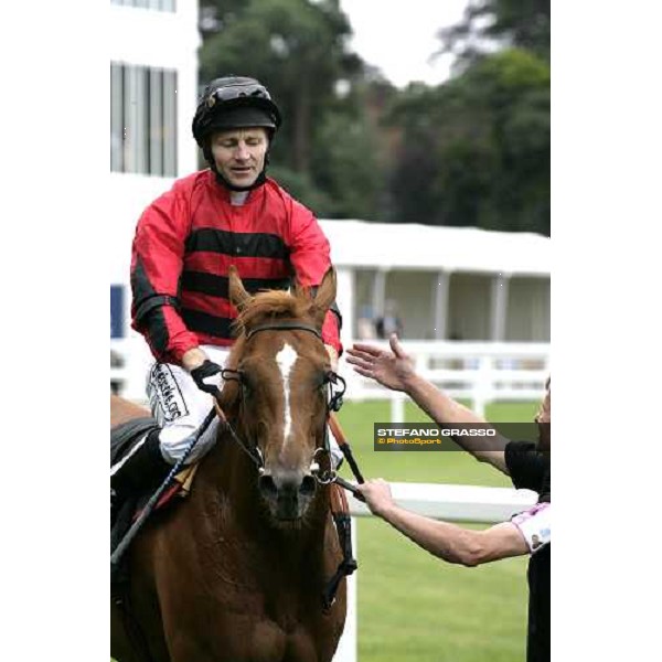 the groom congratulates with Jimmy Fortune coming back on Winker Watson after winning the Norfolk Stakes Ascot, Royal Ascot 3rd day, 21st june 2007 ph. Stefano Grasso