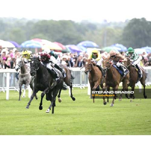 Philip Robinson on Silkwood wins the Ribblesdale Stakes Ascot, Royal Ascot 3rd day, 21st june 2007 ph. Stefano Grasso