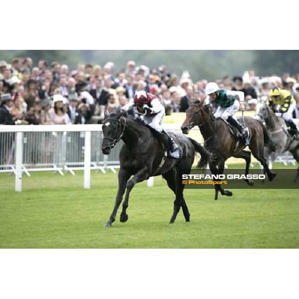 Philip Robinson on Silkwood wins the Ribblesdale Stakes Ascot, Royal Ascot 3rd day, 21st june 2007 ph. Stefano Grasso