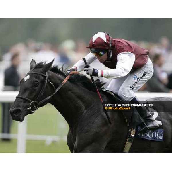 Philip Robinson on Silkwood wins the Ribblesdale Stakes Ascot, Royal Ascot 3rd day, 21st june 2007 ph. Stefano Grasso