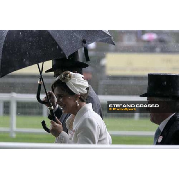 Princess Haya and Sheihk Mohammed under the storm after the giving prize of the Ribblesdale Stakes Ascot, Royal Ascot 3rd day, 21st june 2007 ph. Stefano Grasso