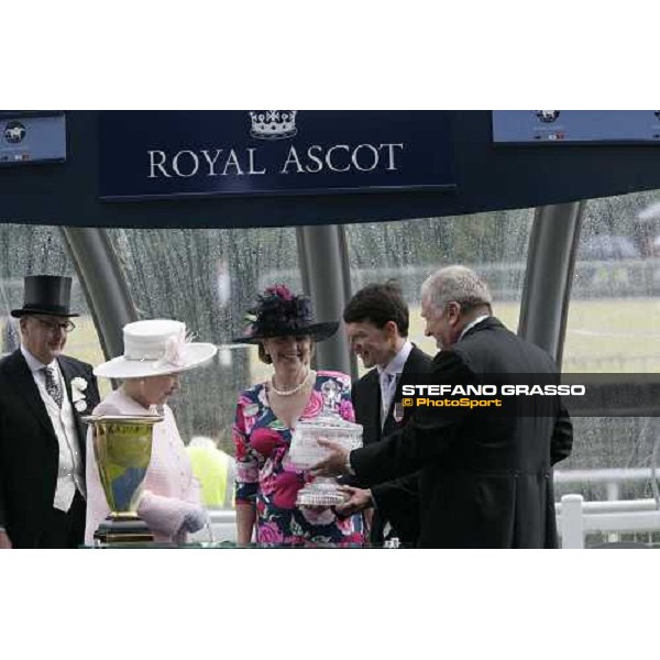 Aidan O\'Brien receives from The Queen the trophy as the best trainer of Royal Ascot meeting Ascot, Royal Ascot, 5th day 23rd june 2007 ph. Stefano Grasso