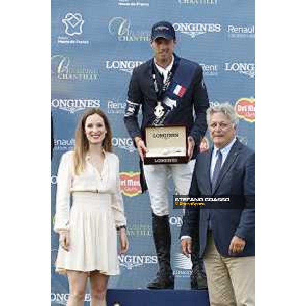 LGCT of Chantilly - Grand Prix - Harrie Smolders receives the Longines clock from Caroline Scrivener, Attacheè de Presse Longines France Chantilly,15th july 2017 ph.Stefano Grasso/LGCT