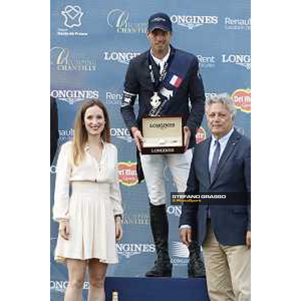 LGCT of Chantilly - Grand Prix - Harrie Smolders receives the Longines clock from Caroline Scrivener, Attacheè de Presse Longines France Chantilly,15th july 2017 ph.Stefano Grasso/LGCT