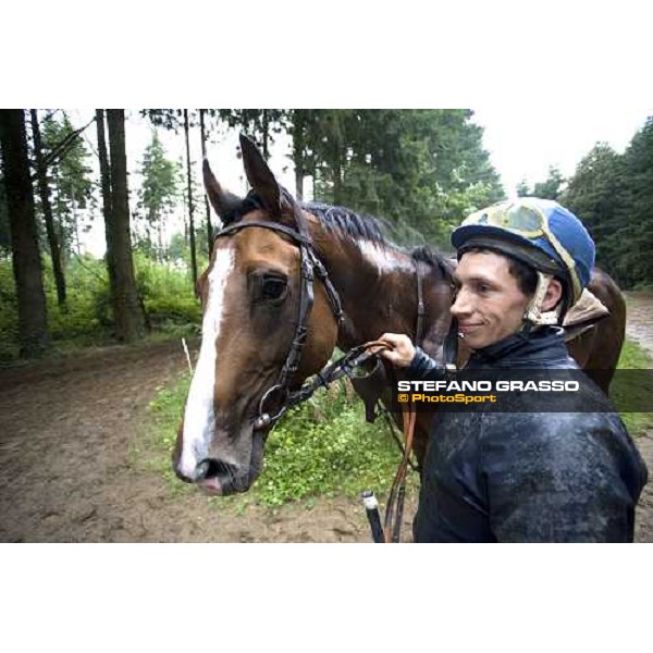 a groom with a 2 year old walking at Eric Libaud\'s traning center before training La Richerie, 26th june 2007 ph. Stefano Grasso