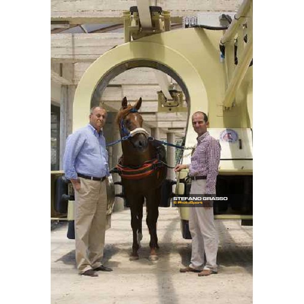 Mr. Kurt with Daniele Camuffo in front of his training system. Istanbul, 5th july 2007 ph. Stefano Grasso