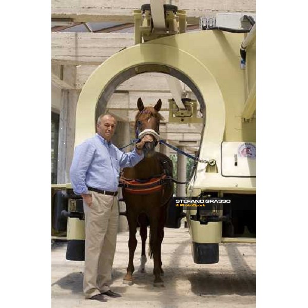 Mr. Kurt in front of his training system. Istanbul, 5th july 2007 ph. Stefano Grasso