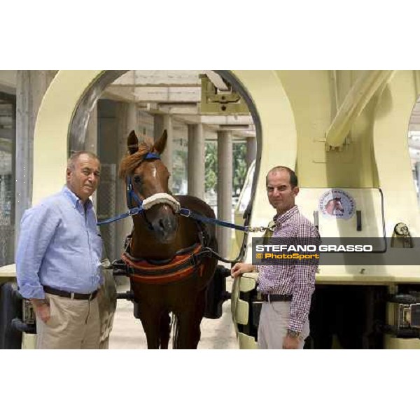 Mr. Kurt with Daniele Camuffo in front of his training system. Istanbul, 5th july 2007 ph. Stefano Grasso