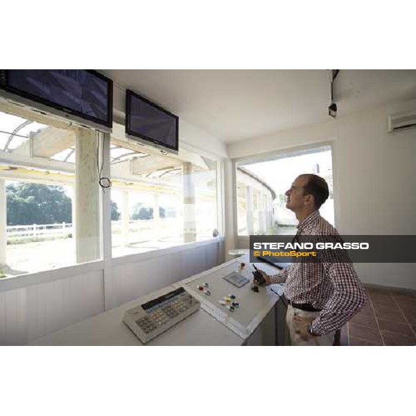 Daniele Camuffo checking the Kurt equine training system. Istanbul, 5th july 2007 ph. Stefano Grasso
