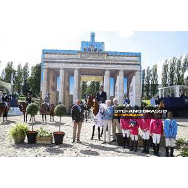 LGCT of Berlin - Class 1 - Prize giving ceremony - Nayel Nassar on Dee Jee wins the class - Berlin, 28th july 2017 - ph.Stefano Grasso/LGCTLGCT of Berlin - Class 1 - Prize giving ceremony - Nayel Nassar on Dee Jee wins the class - Berlin, 28th july 2017 - ph.Stefano Grasso/LGCT