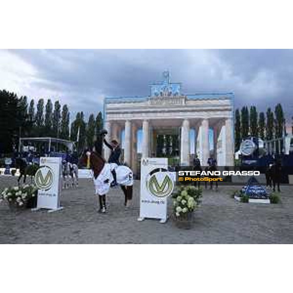 LGCT of Berlin - Class 2 - Prize giving ceremony - Felix Hassmann on Balzaci wins the class - Berlin, 28th july 2017 - ph.Stefano Grasso/LGCT