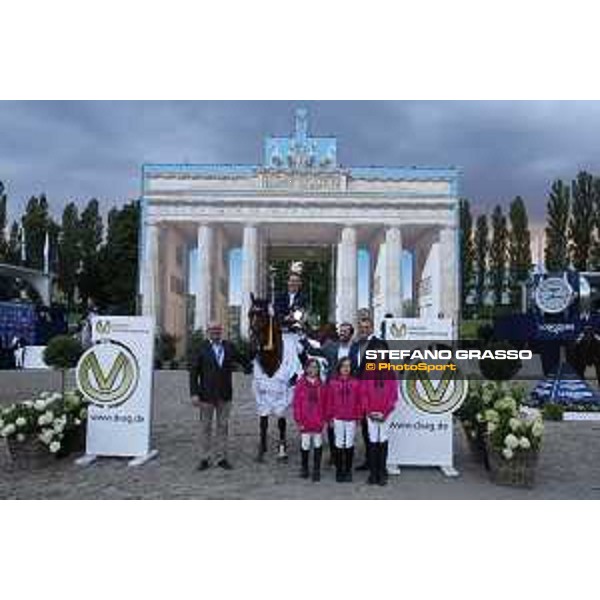 LGCT of Berlin - Class 2 - Prize giving ceremony - Felix Hassmann on Balzaci wins the class - Berlin, 28th july 2017 - ph.Stefano Grasso/LGCT