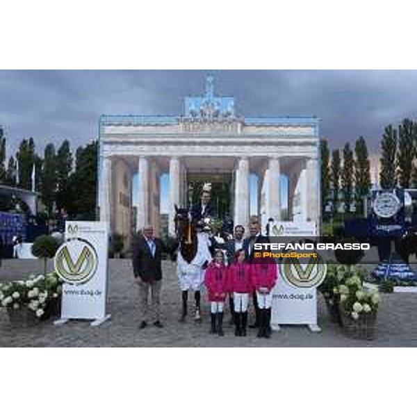 LGCT of Berlin - Class 2 - Prize giving ceremony - Felix Hassmann on Balzaci wins the class - Berlin, 28th july 2017 - ph.Stefano Grasso/LGCT