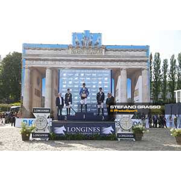LGCT of Berlin - Grand Prix - The podium: Rainer Eckert (Brand Manager Longines Germany), Volker Wulff ( President Organizing Committee), Simone Blum, Christian Ahlmann, Leopold Van Asten, Juan Carlos Capelli ( Longines Vice president) and Lars Windhorst (CEO Sapinda group) - Berlin, 29th july 2017 - ph.Stefano Grasso/LGCT